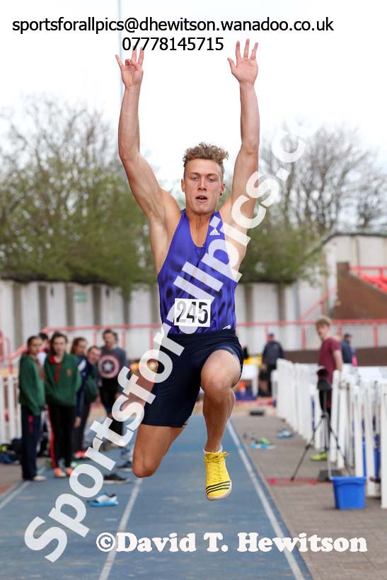 Mens long jump, Gateshead Open Medal Meeting. Photo: David T. Hewitson/Sports for All Pics